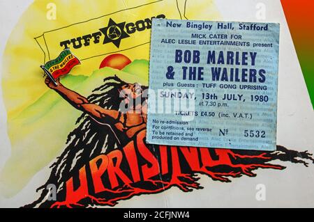 Billet, programme et badge Enamel pour le concert final de Bob Marley au Royaume-Uni. Partie de la tournée Tuff Gong and Island pour l'album de l'insurrection. La dernière tournée de Bob Banque D'Images