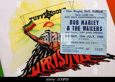 Billet, programme et badge Enamel pour le concert final de Bob Marley au Royaume-Uni. Partie de la tournée Tuff Gong and Island pour l'album de l'insurrection. Le concert à Banque D'Images