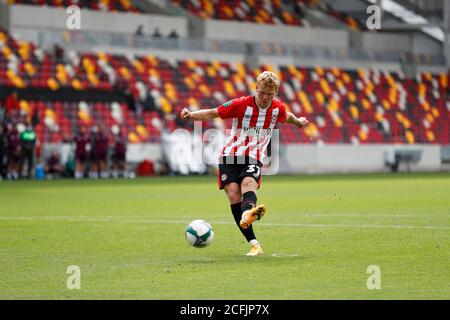 Brentford Community Stadium, Londres, Royaume-Uni. 6 septembre 2020. Coupe de football anglais, coupe Carabao, football, Brentford FC contre Wycombe Wanderers; Jan Zambureau de Brentford prend une pénalité crédit: Action plus Sports/Alay Live News Banque D'Images