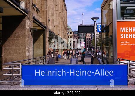 Une des entrées de la station de métro Heinrich-Heine-Allee dans le centre-ville de Düsseldorf, à côté du bâtiment du grand magasin Kaufhof. Banque D'Images