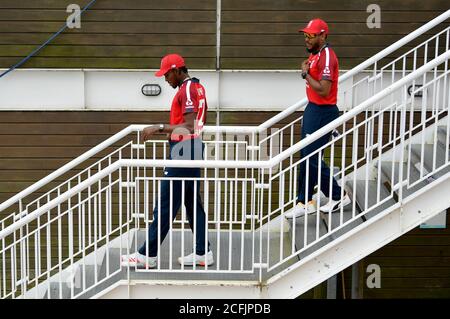 Jofra Archer (à gauche) en Angleterre et Chris Jordan se rendent sur le terrain lors du deuxième match Vitality IT20 au Ageas Bowl, à Southampton. Banque D'Images