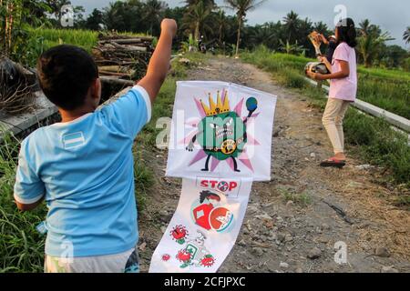 SLEMAN, RÉGION SPÉCIALE DE YOGYAKARTA, INDONÉSIE. 6 septembre 2020. On voit des enfants jouer des cerfs-volants avec une invitation à prévenir la propagation du virus corona à Sleman, Yogakarta, Indonésie, le dimanche 6 septembre 2020. Le gouvernement a informé que 3,444 nouveaux cas de patients ont été confirmés positifs pour le virus corona. Ainsi, il y a, à ce jour, 194,109 cas positifs de Covid-19 en Indonésie. Credit: Slamet Riyadi/ZUMA Wire/Alamy Live News Banque D'Images