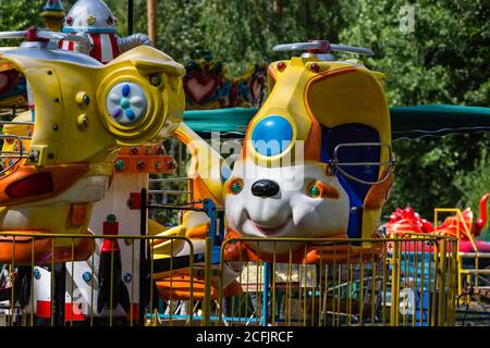 attraction carrousel pour enfants dans un parc provincial Banque D'Images