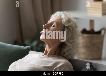 Close up paisible calme mature woman relaxing with closed eyes Banque D'Images