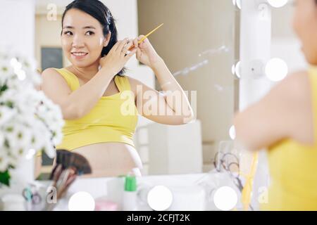 Femme enceinte touchant les cheveux Banque D'Images