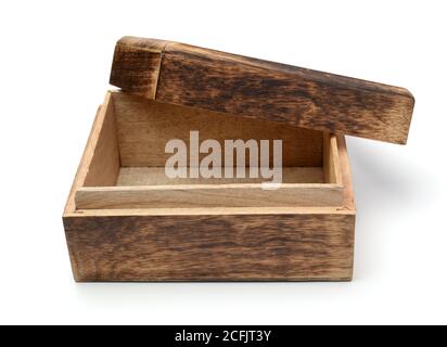 Ancienne poitrine en bois ouverte isolée sur blanc. Banque D'Images