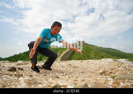 (200906) -- TANGSHAN, 6 septembre 2020 (Xinhua) -- Li Dewang raconte sa découverte d'une ancienne stèle sur la construction de la Grande Muraille de Xuliukou, tout en se tenant au sommet de l'une des tours de guet de la Grande Muraille au village de Xuliukou dans la ville de Qian'an, province du Hebei, au nord de la Chine, le 4 septembre 2020. Li Dewang, 63 ans, est un villageois de Xuliukou, où se trouve une section de la Grande Muraille de Chine construite datant de la dynastie Ming (1368-1644). Depuis 2008, l'homme de 63 ans est un protecteur de la Grande Muraille et il est chargé de protéger une section de près de trois kilomètres de long. Au cours des 12 dernières années Banque D'Images