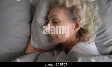 Vue de dessus de près paisible belle femme mûre dormant Banque D'Images