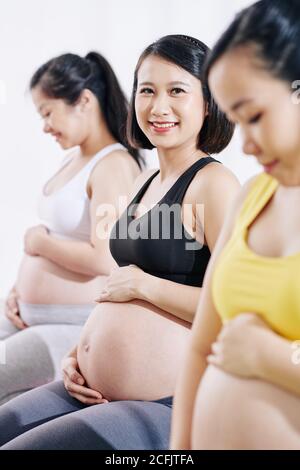 Pregnant woman touching belly Banque D'Images