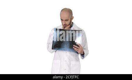 Médecin radiologue regardant l'acquisition de rayons X marchant sur fond blanc. Banque D'Images