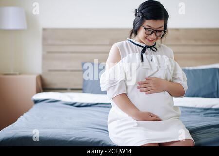 Belle femme enceinte asiatique Banque D'Images