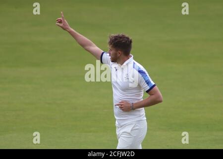 Yorkshire County Cricket, Emerald Headingley Stadium, Leeds, West Yorkshire, 6 septembre 2020. Bob Willis Trophy - Yorkshire County Cricket Club vs Leicestershire County Cricket Club, 1er jour. Ben Coad célèbre la prise de la cricket de Leicestershire Rishi Patel crédit: Touchlinepics/Alay Live News Banque D'Images