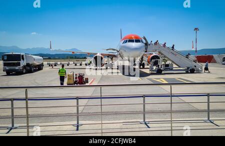 Un vol EasyJet arrivant à l'aéroport d'Aktion apporte des vacanciers. Banque D'Images