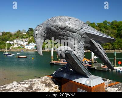 La statue d'un rook à Berrill's Yard à côté de la rivière Fowey, avec Daphne du Mauriers ancienne maison, Ferryside, en arrière-plan. Banque D'Images