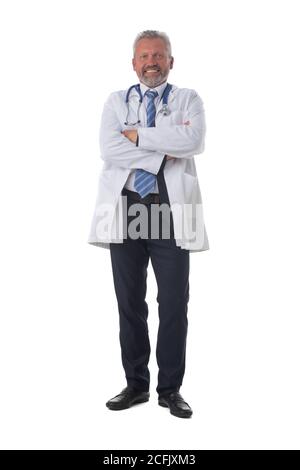 Homme de race blanche mature médecin avec stéthoscope isolé sur fond blanc, portrait complet Banque D'Images
