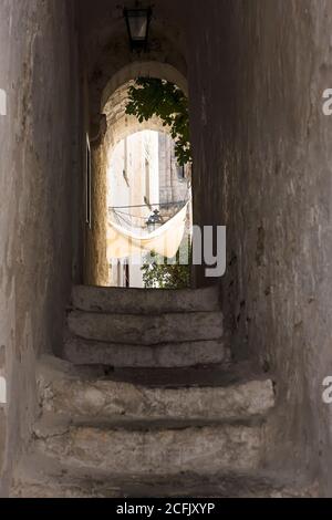 Via Giovanni Carlo Bovio, une ruelle escarpée dans le "centro storico" d'Ostuni, Pouilles, Italie Banque D'Images