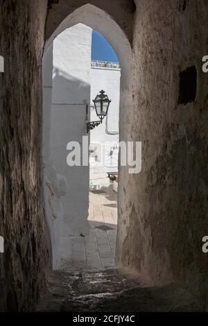 Via Giovanni Carlo Bovio, une ruelle escarpée dans le "centro storico" d'Ostuni, Pouilles, Italie Banque D'Images