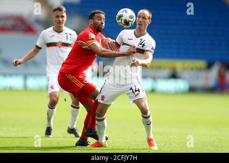 Hal Robson­-Kanu (à gauche) du pays de Galles et Anton Nedyalkov en Bulgarie se battent pour le ballon lors du match du groupe 4 de la Ligue des Nations de l'UEFA au Cardiff City Stadium, à Cardiff. Banque D'Images