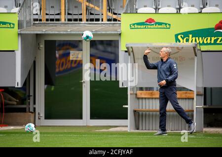 Freiburg im Breisgau, Allemagne. 06e septembre 2020. Football: Matchs de test, SC Freiburg - Górnik Zabrze. Christian Streich, entraîneur de Fribourg, lance une balle. Credit: Philipp von Ditfurth/dpa - NOTE IMPORTANTE: Conformément aux règlements de la DFL Deutsche Fußball Liga et de la DFB Deutscher Fußball-Bund, il est interdit d'exploiter ou d'exploiter dans le stade et/ou à partir du jeu pris des photos sous forme d'images de séquences et/ou de séries de photos de type vidéo./dpa/Alay Live News Banque D'Images