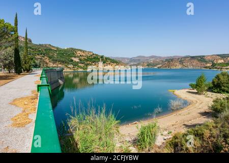 Réservoir de Beznar avec vue sur la vallée de Lecrin. Banque D'Images