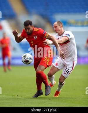 Hal Robson-­Kanu (à gauche) du pays de Galles et Anton Nedyalkov en Bulgarie se battent pour le ballon lors du match du groupe 4 de la Ligue des Nations de l'UEFA au Cardiff City Stadium, à Cardiff. Banque D'Images