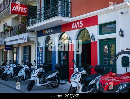 Une succursale de location de voitures Avis dans la ville de Lefkada qui répond aux besoins de transport des touristes sur cette île de vacances. Banque D'Images