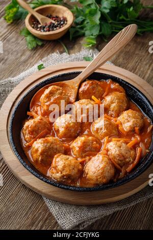 Boulettes de viande dans une casserole de sauce tomate aigre et douce Banque D'Images