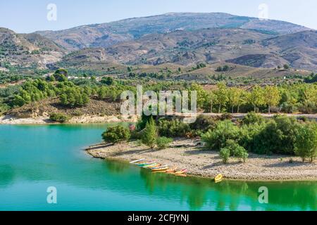 Réservoir de Beznar avec vue sur la vallée de Lecrin. Banque D'Images