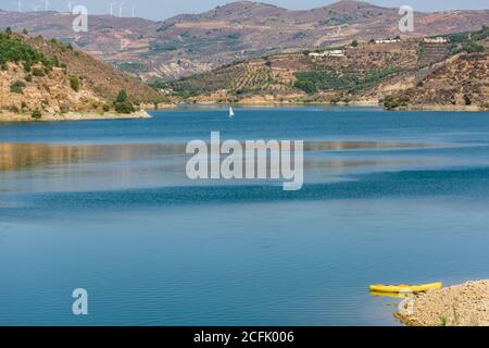 Réservoir de Beznar avec vue sur la vallée de Lecrin. Banque D'Images