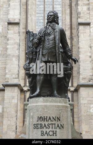 Monument du compositeur allemand Johann Sebastian Bach conçu par le sculpteur allemand Carl Seffner (1908) à côté de l'église St Thomas (Thomaskirche) à Leipzig, en Saxe, en Allemagne. Banque D'Images