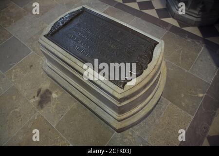 Tombe du dirigeant allemand de la réforme Martin Luther dans l'église du Château (Schloßkirche) à Wittenberg, Saxe-Anhalt, Allemagne. Banque D'Images