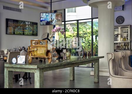 Intérieur de restaurant boutique avec objets d'exposition vintage Thaïlande Sud-est Asie Banque D'Images