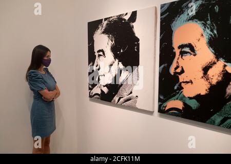 Un visiteur portant un masque facial en raison du coronavirus COVID-19 Tableau de vues sur la pandémie par Andy Warhol représentant le quatrième Premier Ministre d'Israël Golda Meir exposé à l'Art moderne Aile du Musée d'Israël à Jérusalem-Ouest Israël Banque D'Images