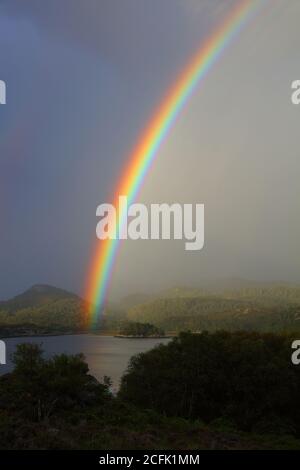 Un arc-en-ciel au-dessus du Loch Carron et de Plockton lors d'une soirée orageux, West Highlands, Écosse, Royaume-Uni. Banque D'Images