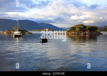 Soirée calme au Loch Carron près de Duirinish, Plockton, West Highlands, Écosse, Royaume-Uni. Banque D'Images