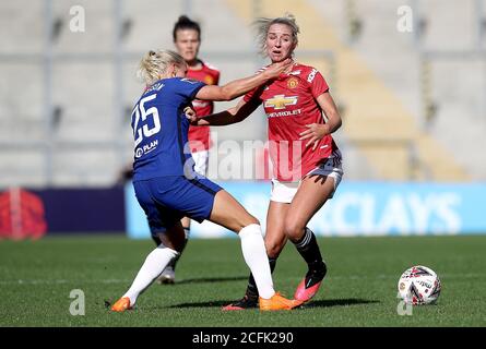 Jonna Andersson, de Chelsea (à gauche), saisit Jackie Groenen, de Manchester United, alors qu'ils se battent pour le ballon lors du match de la Super League FA pour femmes au Leigh Sports Village Stadium, à Manchester. Banque D'Images