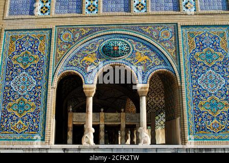 Le magnifique carrelage du palais de Golestan, construit à l'origine au XVIe siècle. Patrimoine mondial de l'UNESCO. Téhéran, Iran Banque D'Images
