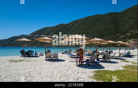 Vacanciers sur la plage de Vasiliki en profitant de leurs vacances d'été. Banque D'Images