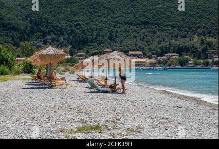 Vacanciers sur la plage de Vasiliki en profitant de leurs vacances d'été. Banque D'Images