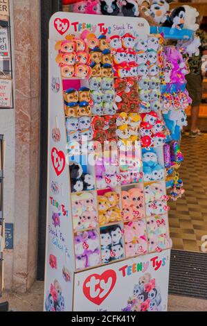 St. Wolfgang, Autriche - 09 juillet 2020 : une collection de poupées en peluche de marque Ty sur une étagère de magasin. Ty est maintenant le plus grand fabricant de jouets en peluche au monde. Banque D'Images