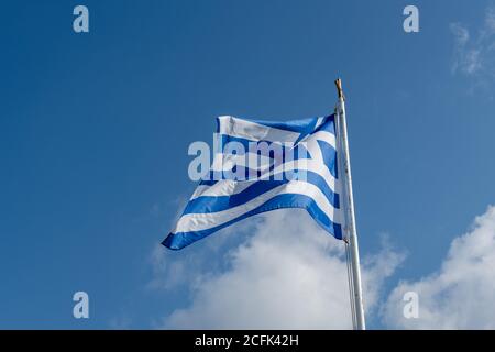 Le drapeau national de la Grèce volant dans le vent. Banque D'Images