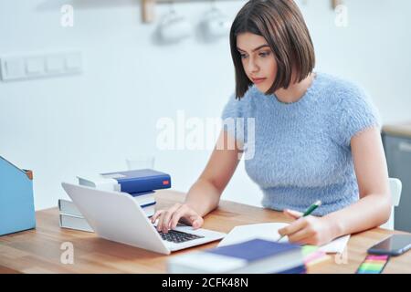 Adolescente ayant des cours en ligne à la maison Banque D'Images