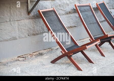 Chaises longues en plein air dans la ville chaude d'été Banque D'Images