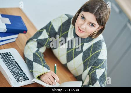 Adolescente ayant des cours en ligne à la maison Banque D'Images