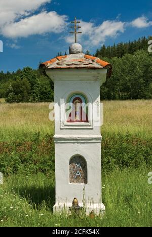 Sanctuaire roadsif dans le village de Jaszkowka près de Klodzko dans la région de Basse-Silésie, Pologne Banque D'Images