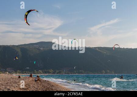 Kite surf ou kite board sur la plage d'Agios Ioannis. Un sport extrême populaire sur cette île grecque Ionienne. Banque D'Images