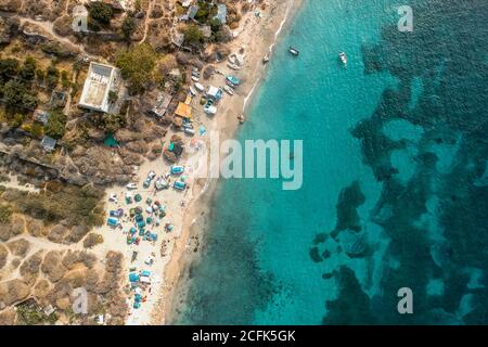 Vue aérienne spectaculaire sur la mer calme avec des eaux turquoise claires et côte rocheuse Banque D'Images
