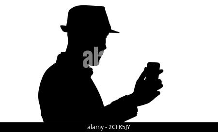 Silhouette arabe attrayant homme dans des vêtements décontractés enregistrement vidéo pour blog. Banque D'Images