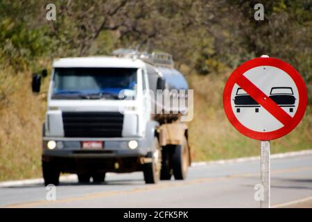 Minas Gerais / Brésil - 2019-06-23: Camion-citerne et panneau indiquant une zone de dépassement interdite Banque D'Images