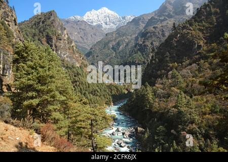 La première vue de Thamserku tout en randonnée le long de la rivière Dudh Koshi au Népal. Banque D'Images